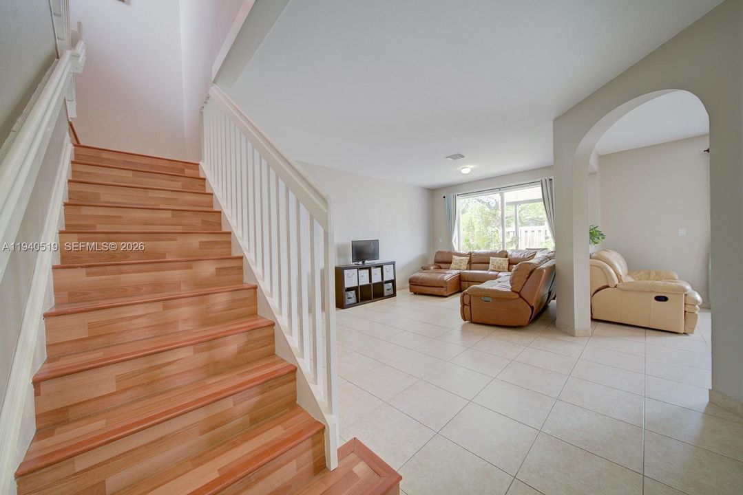 En Venta: $405,000 (4 camas, 3 baños, 1837 Pies cuadrados)