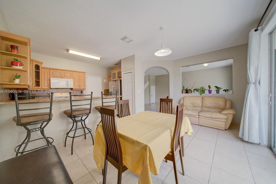 En Venta: $405,000 (4 camas, 3 baños, 1837 Pies cuadrados)