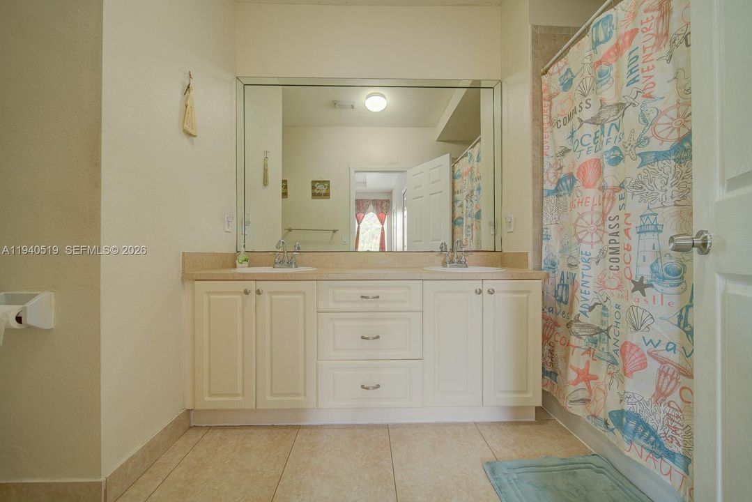 En Venta: $405,000 (4 camas, 3 baños, 1837 Pies cuadrados)