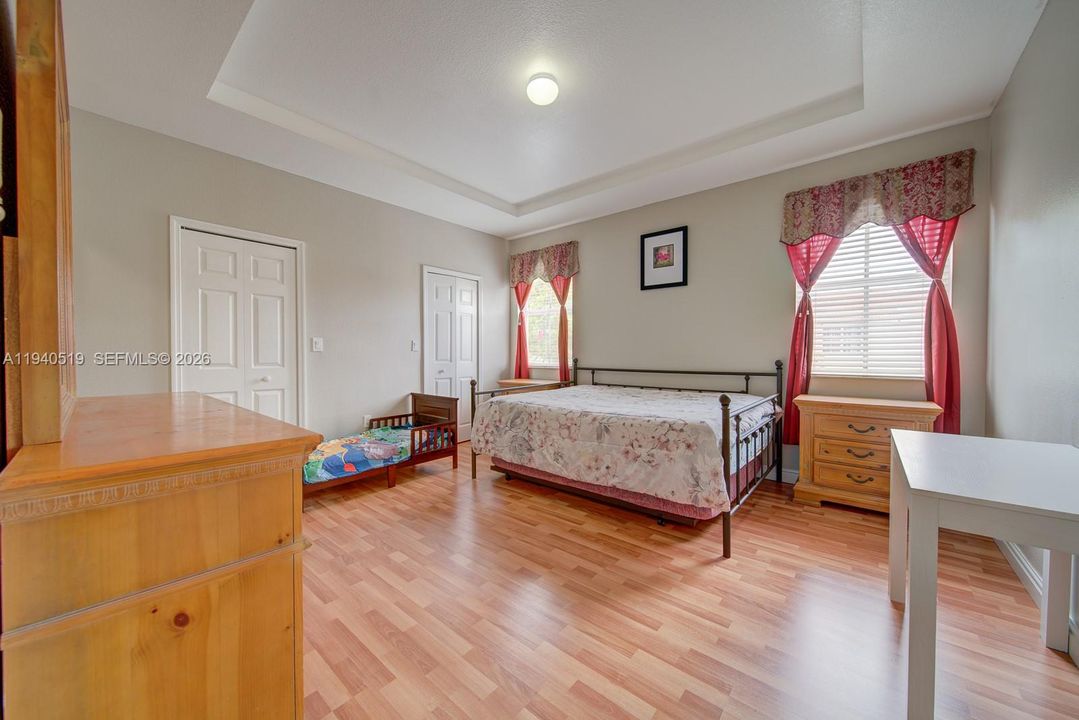 En Venta: $405,000 (4 camas, 3 baños, 1837 Pies cuadrados)