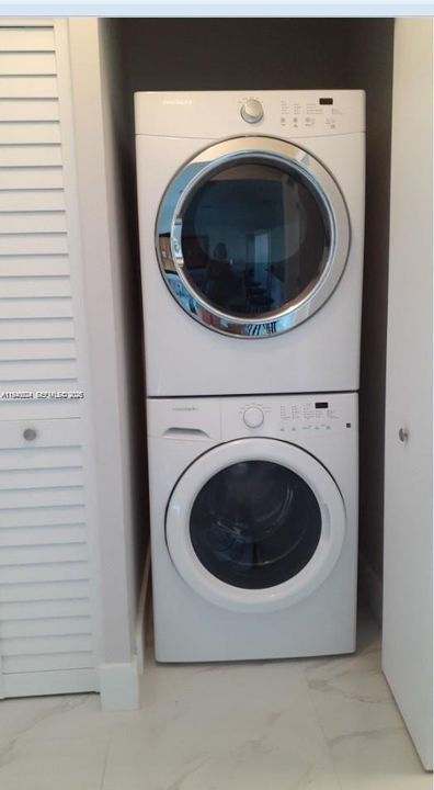 待售: $395,000 (2 贝兹, 2 浴室, 946 平方英尺)