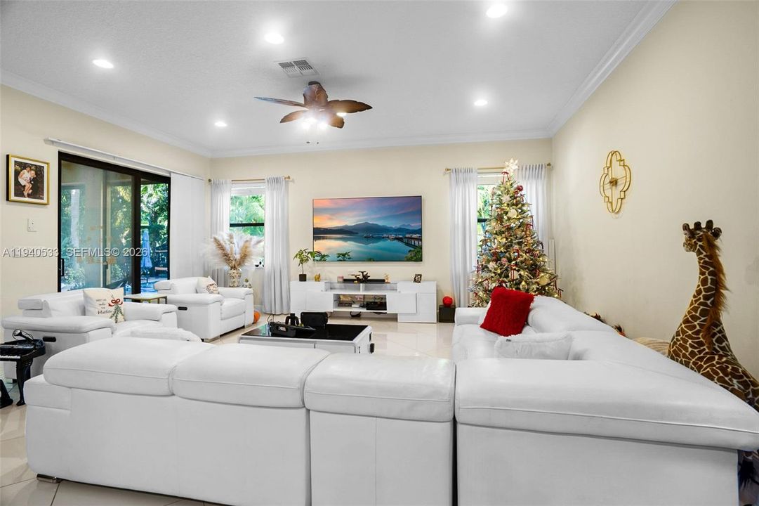 待售: $1,750,000 (5 贝兹, 4 浴室, 4160 平方英尺)