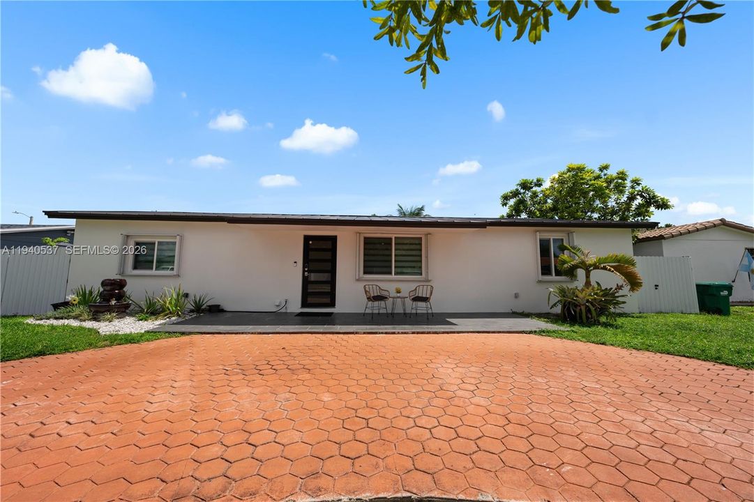 En Venta: $849,000 (5 camas, 3 baños, 2455 Pies cuadrados)