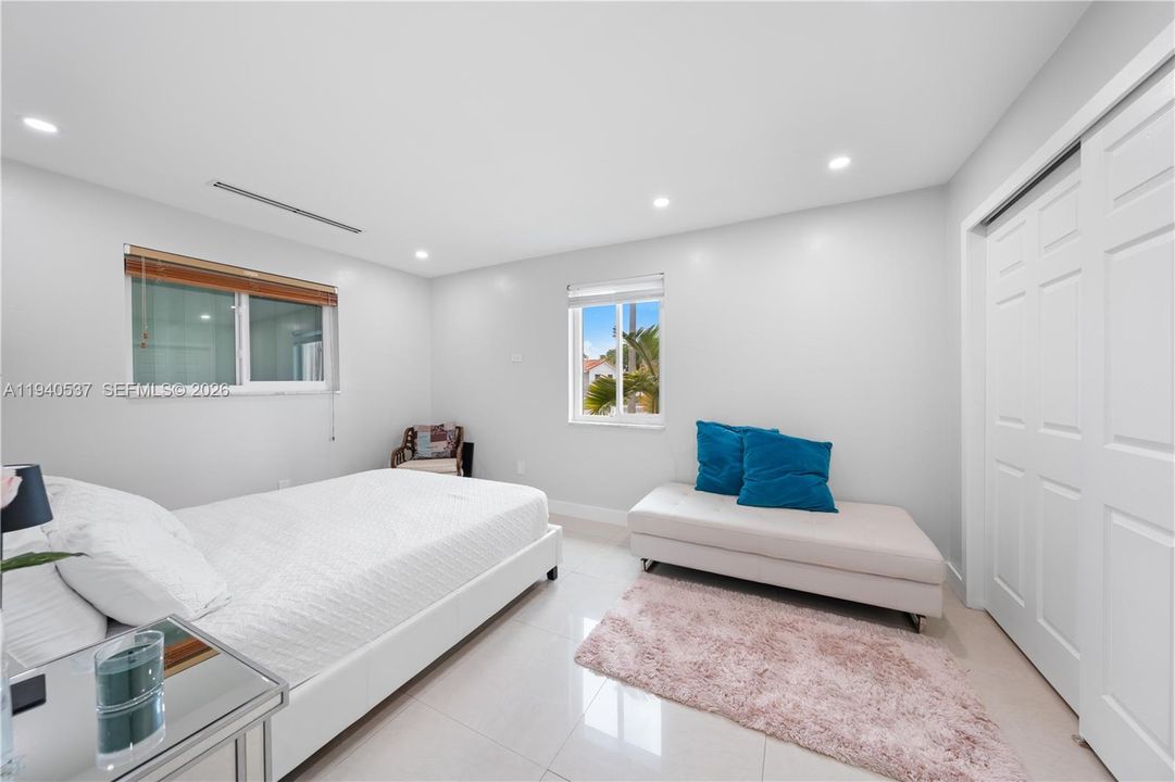 En Venta: $849,000 (5 camas, 3 baños, 2455 Pies cuadrados)