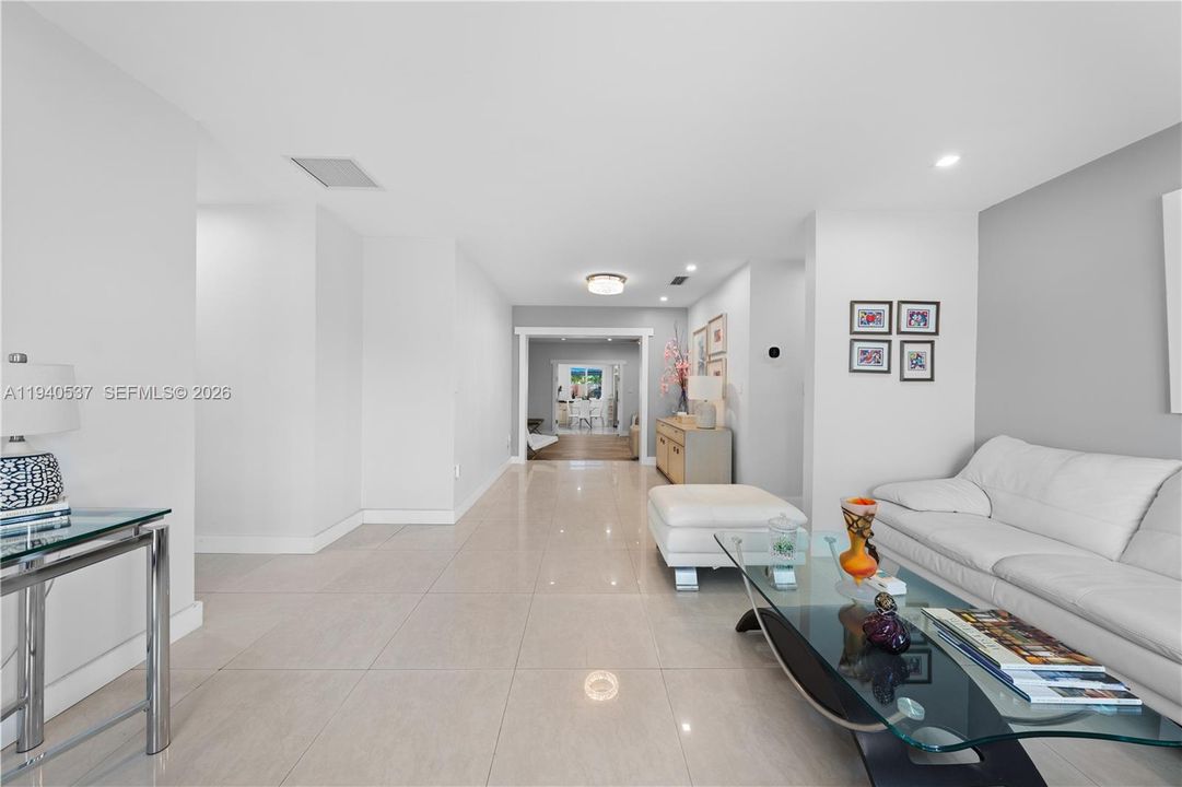 En Venta: $849,000 (5 camas, 3 baños, 2455 Pies cuadrados)