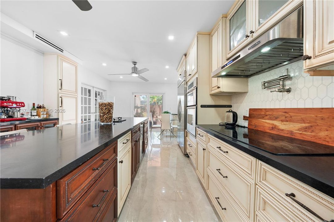 En Venta: $849,000 (5 camas, 3 baños, 2455 Pies cuadrados)