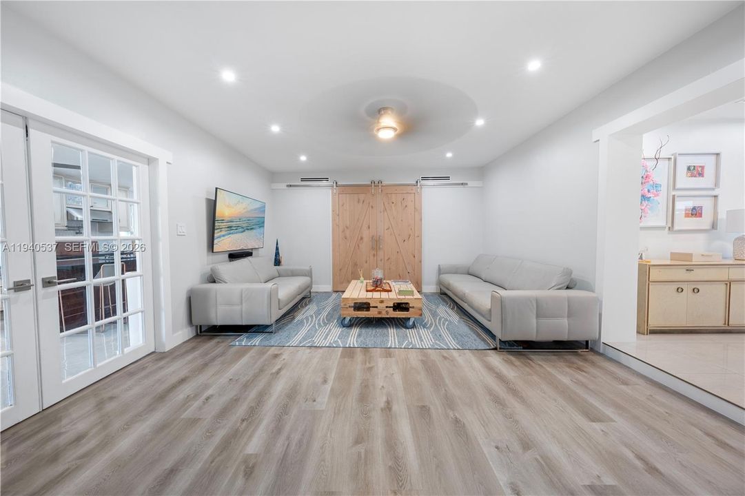 En Venta: $849,000 (5 camas, 3 baños, 2455 Pies cuadrados)