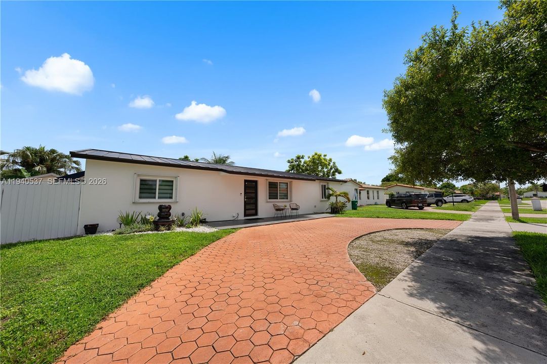 En Venta: $849,000 (5 camas, 3 baños, 2455 Pies cuadrados)