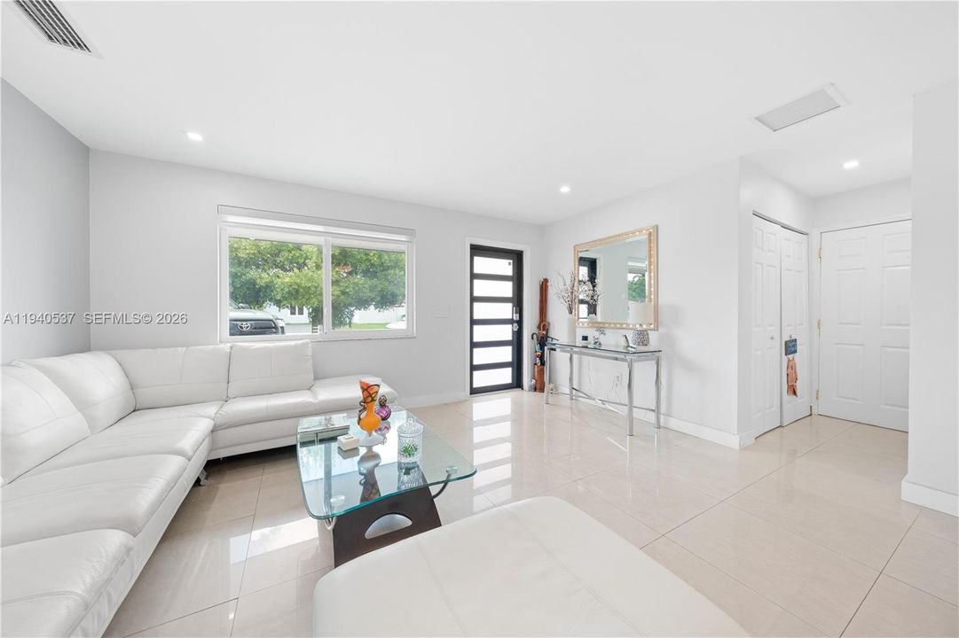 En Venta: $849,000 (5 camas, 3 baños, 2455 Pies cuadrados)