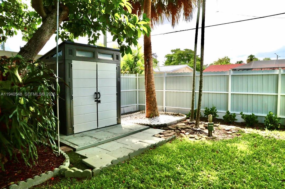 For Sale: $969,000 (4 beds, 2 baths, 2215 Square Feet)