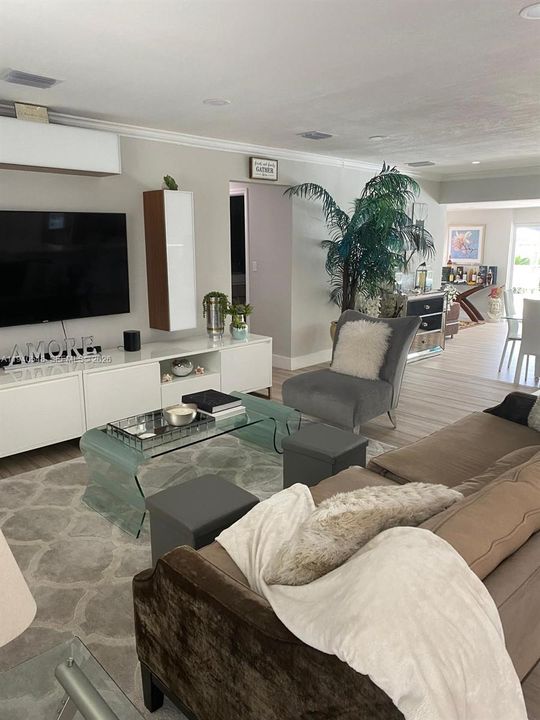 For Sale: $969,000 (4 beds, 2 baths, 2215 Square Feet)