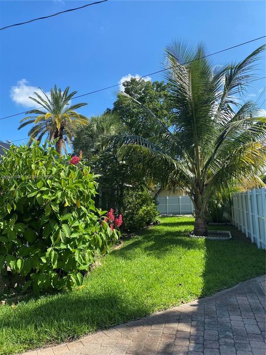 For Sale: $969,000 (4 beds, 2 baths, 2215 Square Feet)