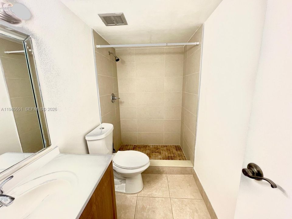 出租: $2,200 (2 贝兹, 2 浴室, 1119 平方英尺)