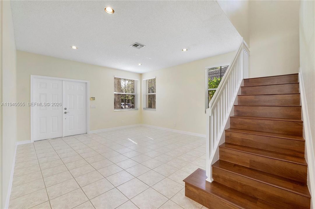 В аренду: $5,800 (5 спален, 3 ванн, 2390 Квадратных фут)