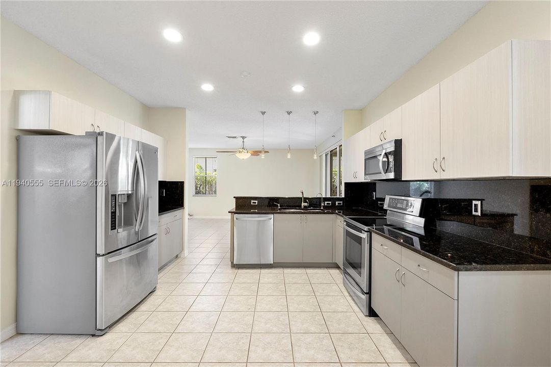 В аренду: $5,800 (5 спален, 3 ванн, 2390 Квадратных фут)