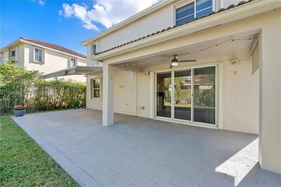 В аренду: $5,800 (5 спален, 3 ванн, 2390 Квадратных фут)