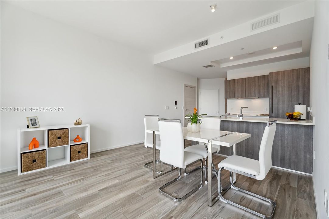 出租: $5,200 (1 贝兹, 1 浴室, 838 平方英尺)