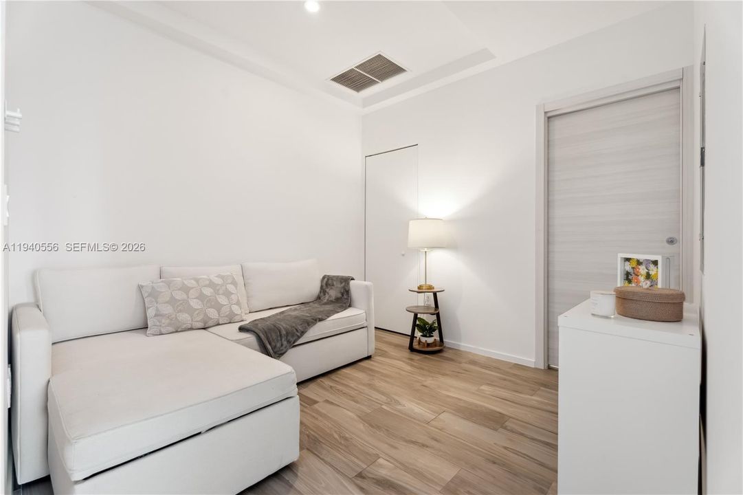 出租: $5,200 (1 贝兹, 1 浴室, 838 平方英尺)