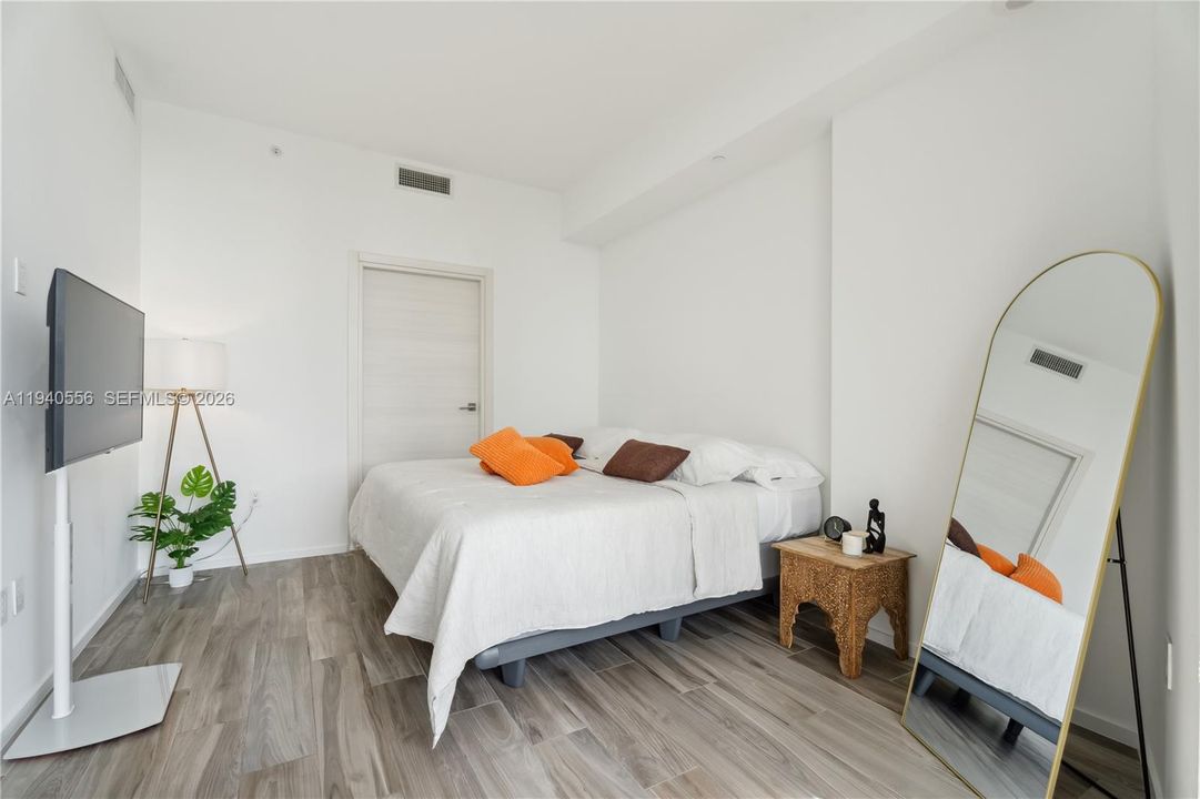 出租: $5,200 (1 贝兹, 1 浴室, 838 平方英尺)