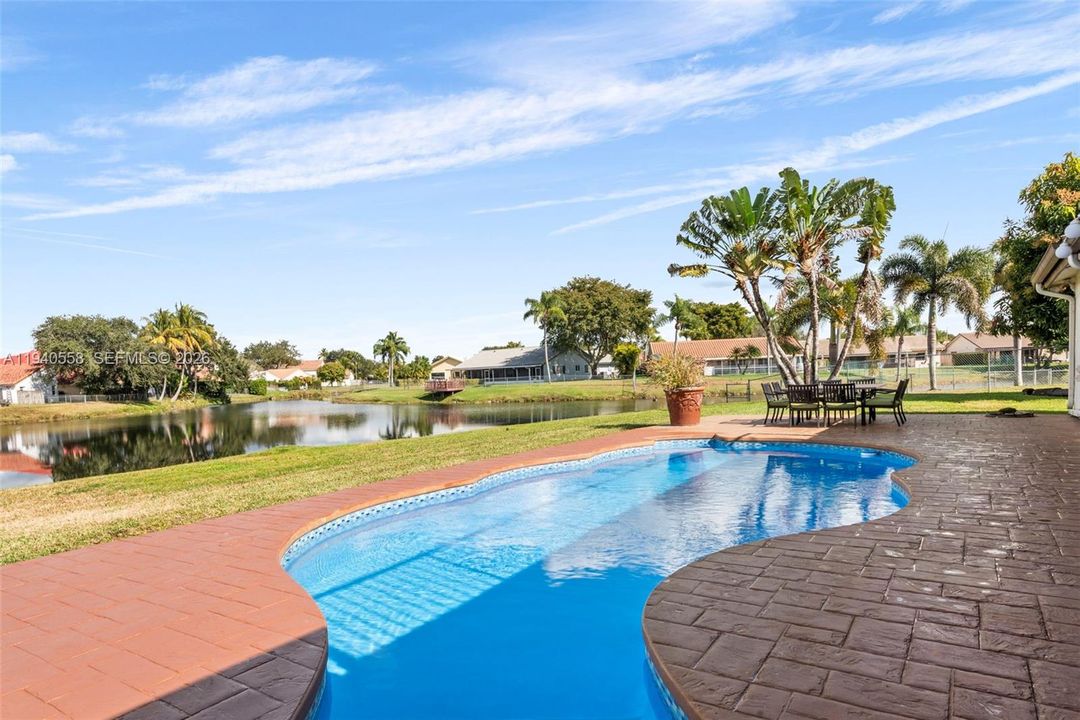 En Venta: $1,179,000 (4 camas, 4 baños, 2658 Pies cuadrados)