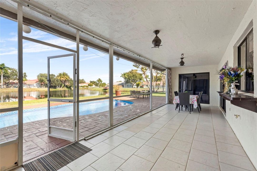 En Venta: $1,179,000 (4 camas, 4 baños, 2658 Pies cuadrados)