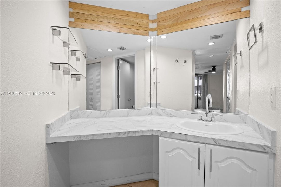 For Rent: $2,200 (2 beds, 2 baths, 1143 Square Feet)