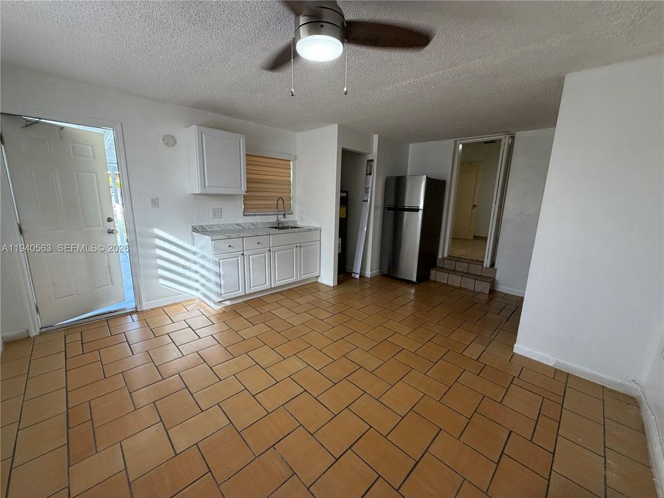 For Rent: $1,550 (1 beds, 1 baths, 450 Square Feet)