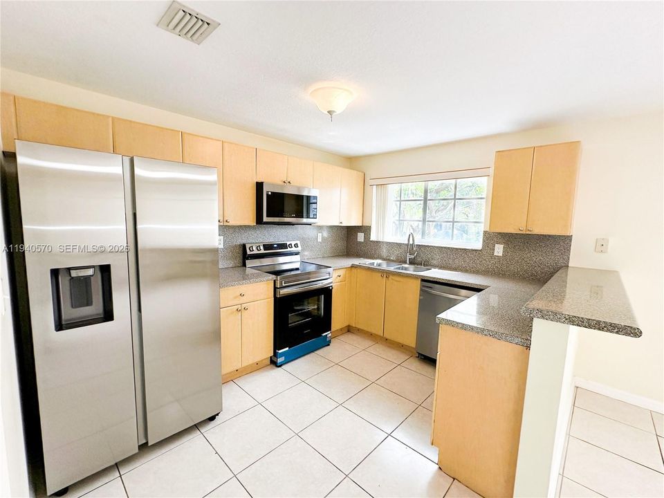 For Sale: $349,900 (3 beds, 2 baths, 1676 Square Feet)