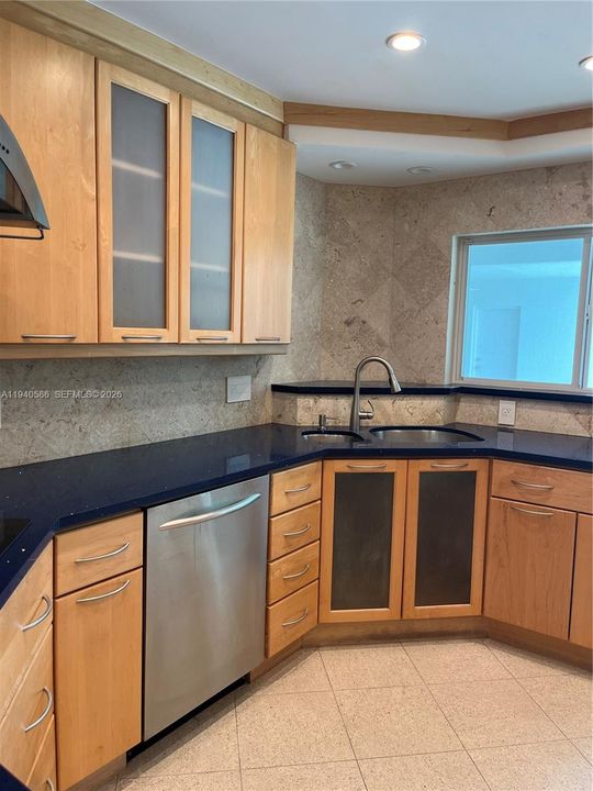 出租: $5,700 (3 贝兹, 2 浴室, 2100 平方英尺)