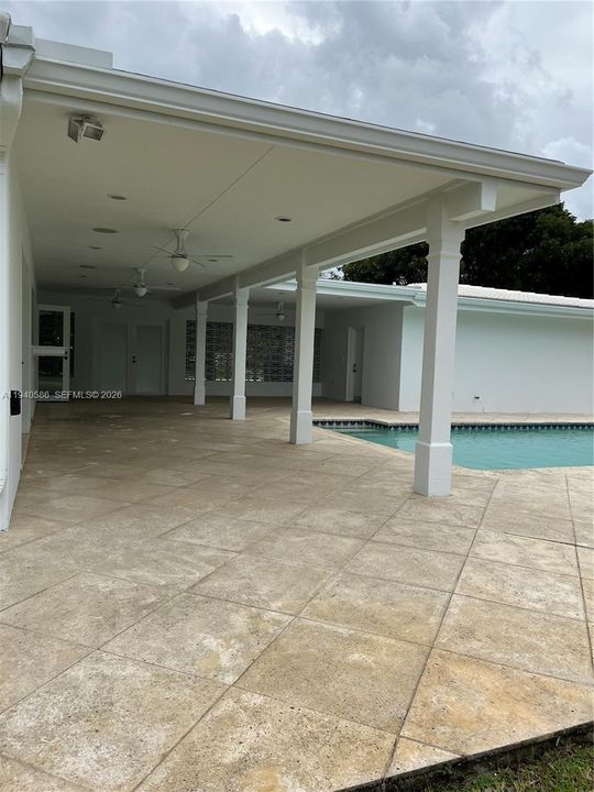 出租: $5,700 (3 贝兹, 2 浴室, 2100 平方英尺)