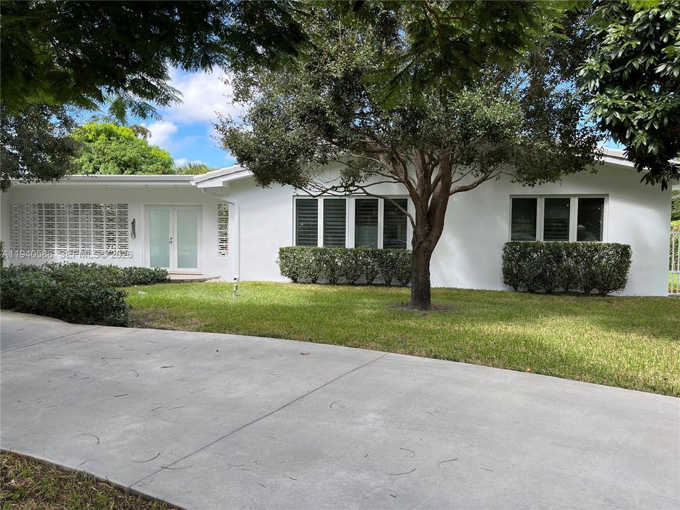 出租: $5,700 (3 贝兹, 2 浴室, 2100 平方英尺)