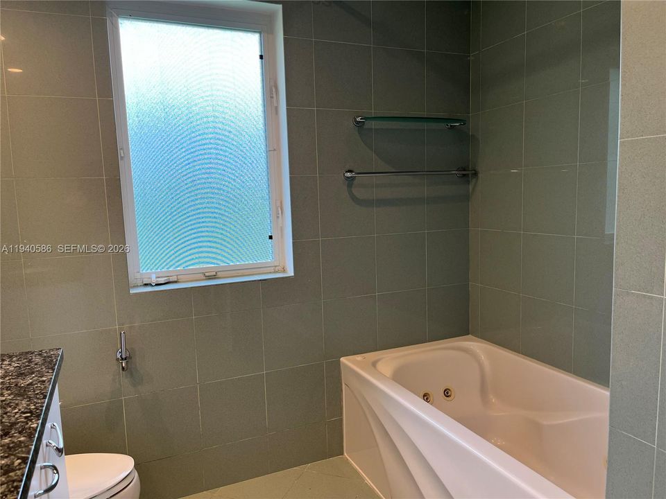 出租: $5,700 (3 贝兹, 2 浴室, 2100 平方英尺)