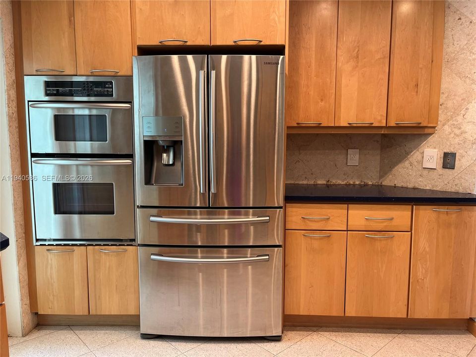 出租: $5,700 (3 贝兹, 2 浴室, 2100 平方英尺)