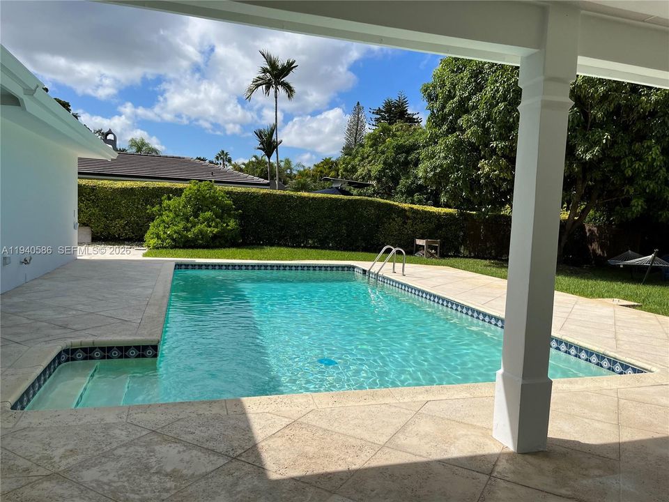 出租: $5,700 (3 贝兹, 2 浴室, 2100 平方英尺)