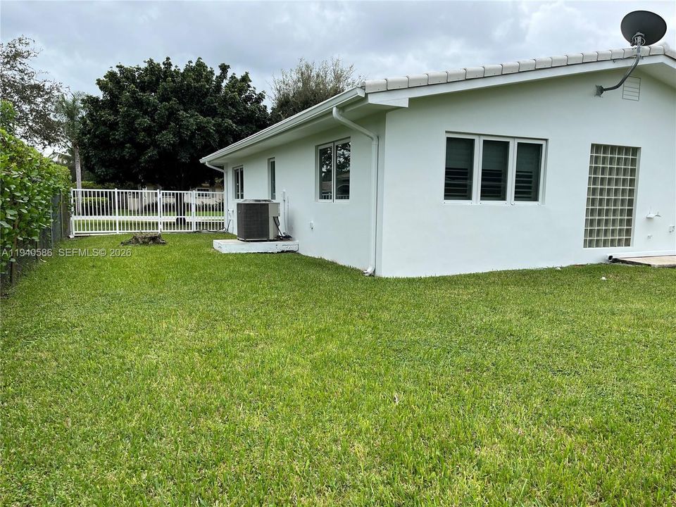 出租: $5,700 (3 贝兹, 2 浴室, 2100 平方英尺)