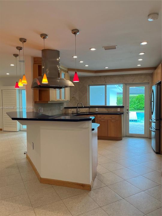 出租: $5,700 (3 贝兹, 2 浴室, 2100 平方英尺)