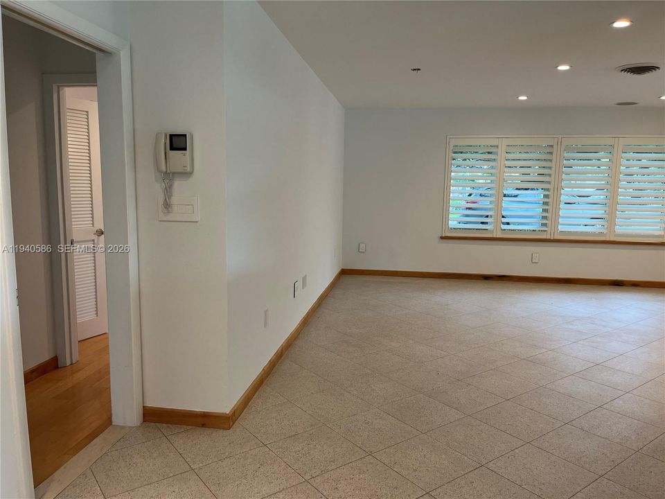 出租: $5,700 (3 贝兹, 2 浴室, 2100 平方英尺)