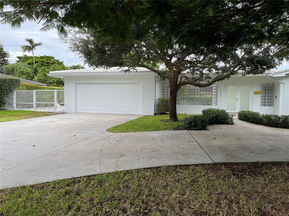 出租: $5,700 (3 贝兹, 2 浴室, 2100 平方英尺)