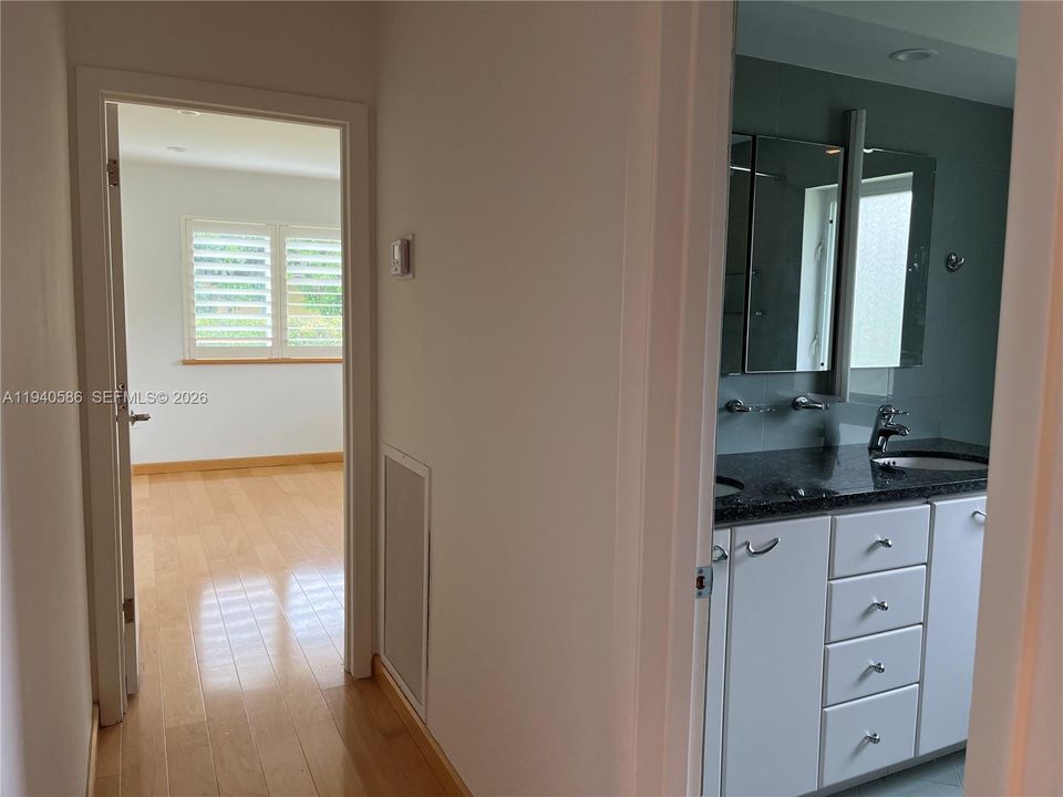 出租: $5,700 (3 贝兹, 2 浴室, 2100 平方英尺)