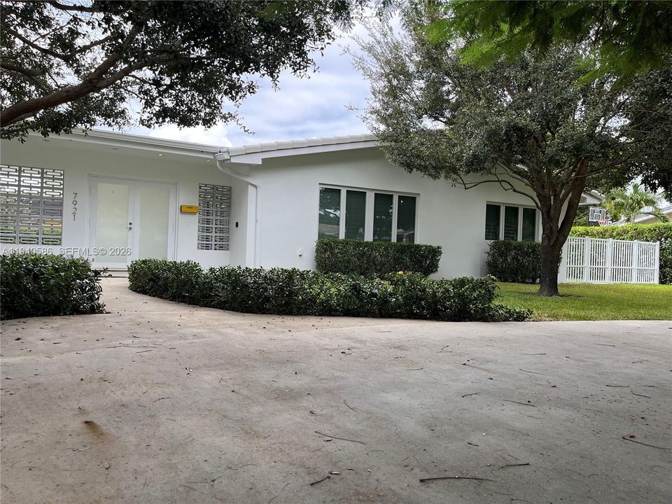 出租: $5,700 (3 贝兹, 2 浴室, 2100 平方英尺)