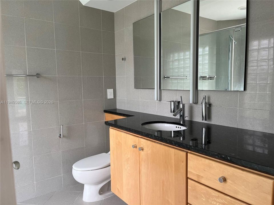 出租: $5,700 (3 贝兹, 2 浴室, 2100 平方英尺)