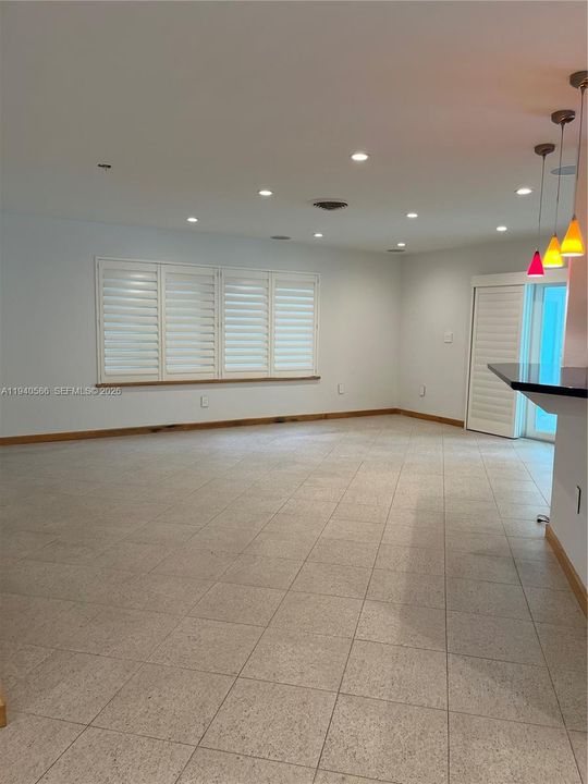 出租: $5,700 (3 贝兹, 2 浴室, 2100 平方英尺)