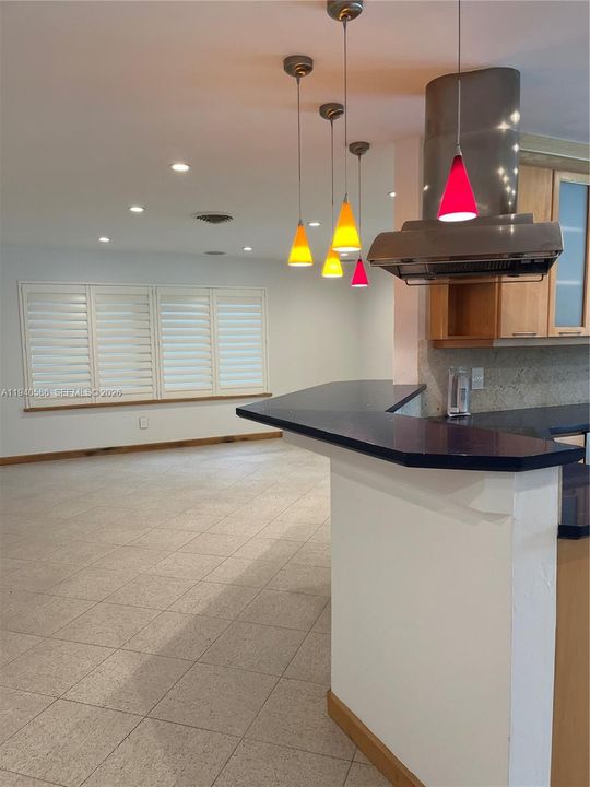 出租: $5,700 (3 贝兹, 2 浴室, 2100 平方英尺)