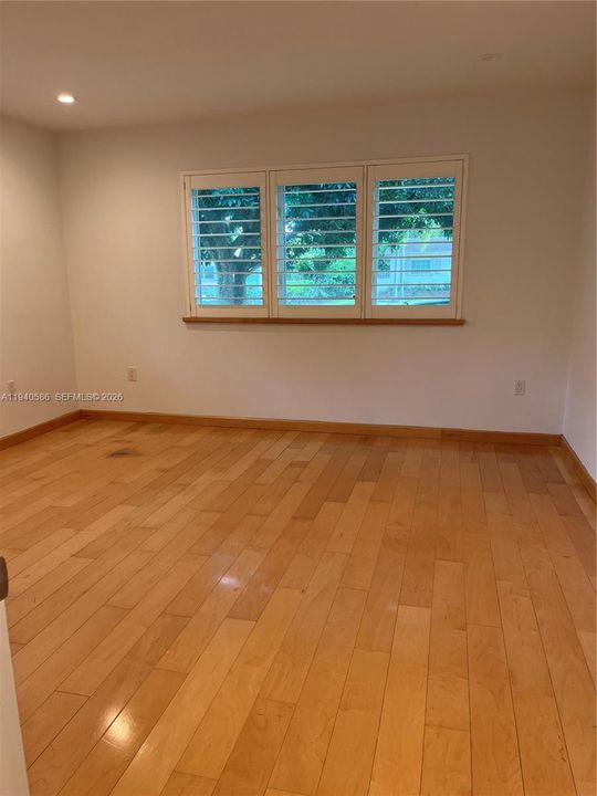 出租: $5,700 (3 贝兹, 2 浴室, 2100 平方英尺)