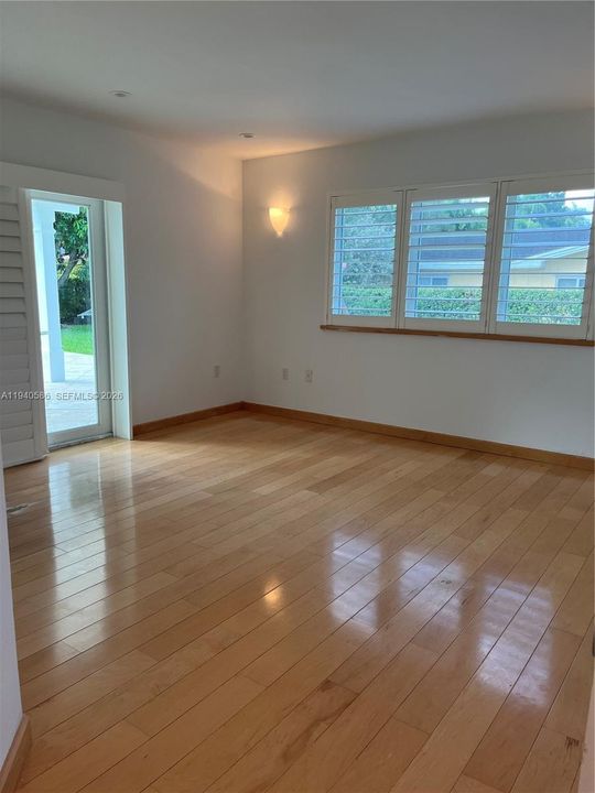 出租: $5,700 (3 贝兹, 2 浴室, 2100 平方英尺)