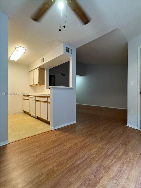 出租: $1,700 (1 贝兹, 1 浴室, 834 平方英尺)