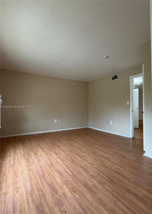 出租: $1,700 (1 贝兹, 1 浴室, 834 平方英尺)