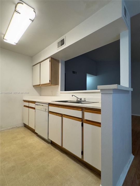 出租: $1,700 (1 贝兹, 1 浴室, 834 平方英尺)