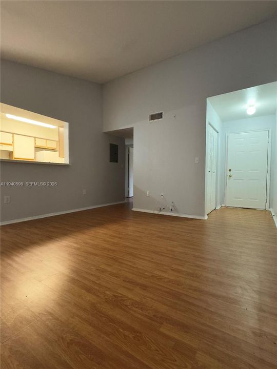 出租: $1,700 (1 贝兹, 1 浴室, 834 平方英尺)