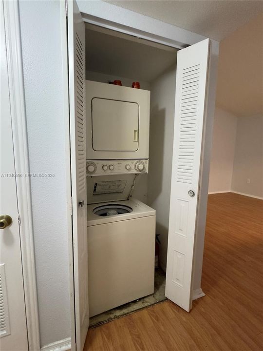 出租: $1,700 (1 贝兹, 1 浴室, 834 平方英尺)